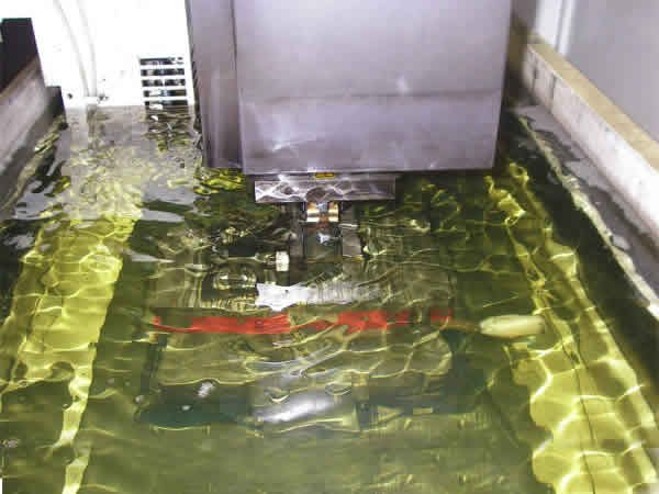Tanque de fluido dielétrico em máquina de eletroerosão